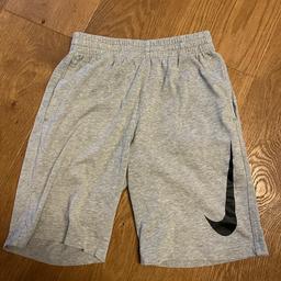 Nike Short…sehr guter Zustand…wenige male getragen..
Größe 128 -137