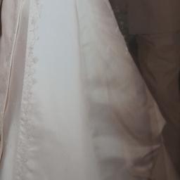 Verkaufe ein Brautkleid von der Firma Steinecker in Gr. 38.
Farbe: Champagner

Dabei: Stola, Brauthandschuhe, Polster für Trauringekurzer Schleier mit Haarklemme, Handtasche