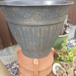 4 deep 5inch hard plastic garden pots 18inches wide. holes in bottom for drainage.
two tone colour 3pds each or 4 x10pds
i also have another 4. (10pds)
if wanted.