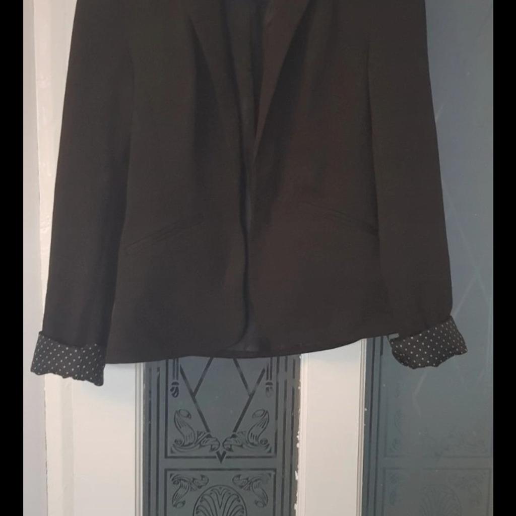 Only worn once

Excellent condition

Great if you are having a job interview, work or a night out

Little bit of a rolled up sleeve to make it 3/4 length

Size 10
atmosphere

Check out my wardrobe, I am selling:
* clothes
* books
* jewelery
* DVDs
*toys