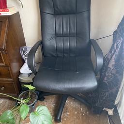 Large office chair
Small tear on the seat as seen in picture but otherwise in good condition
Adjustable seat
Comfy
Swivels