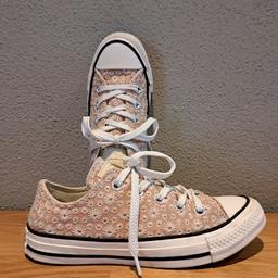 Original Converse All☆Star Sneaker
Limited Edition
Größe 35
In einwandfreiem und sauberem Zustand, wurden nur einen Sommer lang getragen!