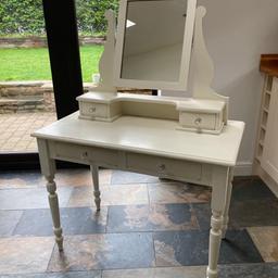 Shabby chic dressing Table with mirror ( detachable)
Smoke and pet free home.
Height 76cm
Width 100cm
Length 52cm
Collection s61.
