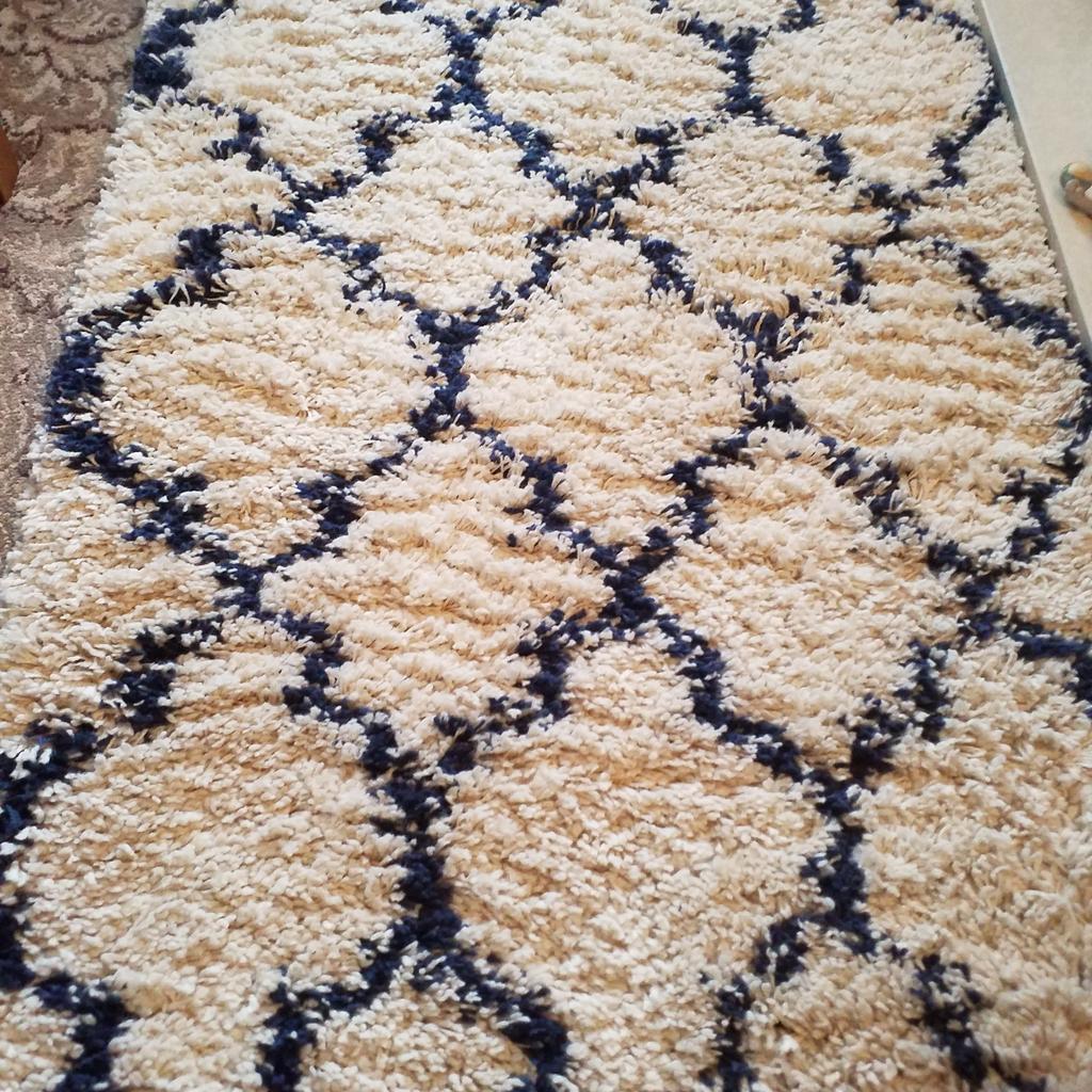 COZEE HOME!! .. CALI SHAG RUG!! .. CREAM AND NAVY BLUE DESIGN!! .. BRAND NEW!! .. A LOVELY AND SOFT .. SHAG PILE RUG!! .. SHABBY CHIC!! .. MAKE A BEAUTIFUL FEATURE!! .. ADD SOME ZEN TO YOUR ROOMS!! .. HEAVY WOVEN AND A REAL GOOD QUALITY FEEL!! .. WILL NOT RIDE OR SLIP ON TOP OF YOUR OTHER CARPETS OR FLOORING!! .. 80CM x 150CM .. IN OLD MONEY .. 2 FOOT 9 INCHES X 5 FOOT!! .. 100% POLYPROPYLENE .. MADE IN TURKEY!! .. COST OVER £74 PLUS £6 P/P!! .. WE HAVE ONE IN FRONT OF THE FIRE IN THE LIVING ROOM AND REALLY LOOKS LOVELY!! .. (LOOKS LIKE BLACK ON DESIGN!! .. ON THE PICS!! .. BUT IT IS NAVY BLUE) .. IDEAL FOR ANY ROOM!! .. BEDROOM/ CONSERVATORY/ BATHROOM!! .. COMES FROM SMOKE FREE HOME!! .. BUYER COLLECTS!! .. OR .. COULD DELIVER LOCALLY FOR A SMALL FEE!!