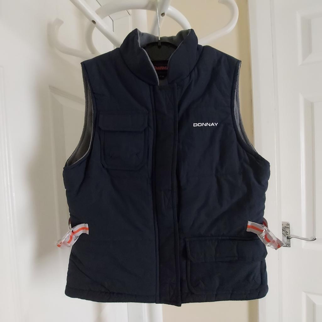 Vest “ Donnay” Essentials

 Dark Navy Colour

Good Condition

Actual size: cm

Length: 50 cm front

Length: 49 cm back

Length: 26 cm from armpit side

Shoulder width: 31 cm

Volume hands: 40 cm

Volume breast: 80 cm – 82 cm

Volume waist: 73 cm – 74 cm

Volume hips: 75 cm – 76 cm

Age: 7-8 Years

Shell: 100 % Polyamide

Lining: 100 % Polyester

Wadding: 100 % Polyester