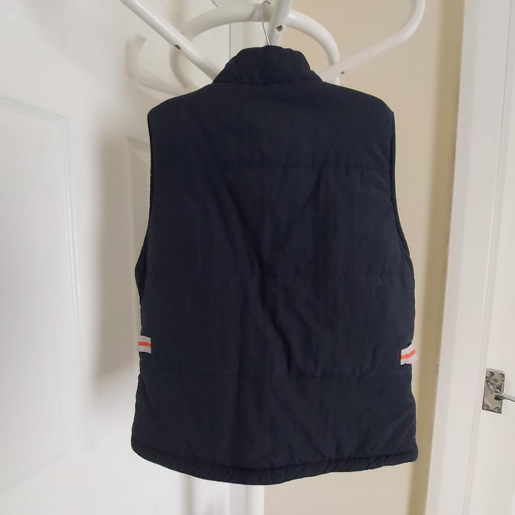 Vest “ Donnay” Essentials

 Dark Navy Colour

Good Condition

Actual size: cm

Length: 50 cm front

Length: 49 cm back

Length: 26 cm from armpit side

Shoulder width: 31 cm

Volume hands: 40 cm

Volume breast: 80 cm – 82 cm

Volume waist: 73 cm – 74 cm

Volume hips: 75 cm – 76 cm

Age: 7-8 Years

Shell: 100 % Polyamide

Lining: 100 % Polyester

Wadding: 100 % Polyester