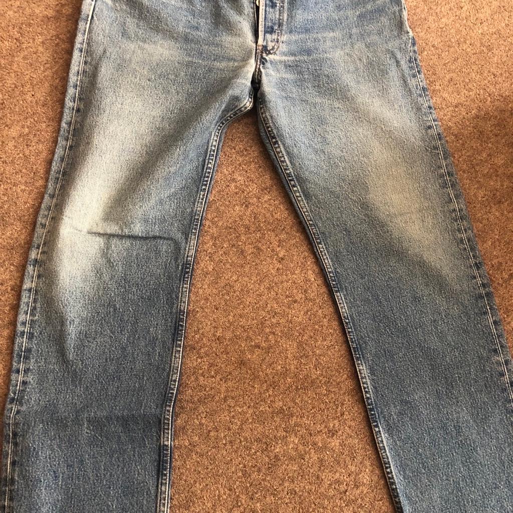 Man’s original Levi Strauss 501 button fly jeans in good condition with no holes. Stonewashed style clean and from non smoking no pet home.