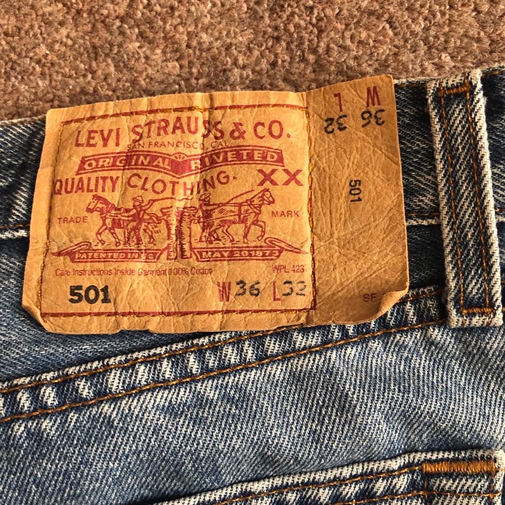 Man’s original Levi Strauss 501 button fly jeans in good condition with no holes. Stonewashed style clean and from non smoking no pet home.