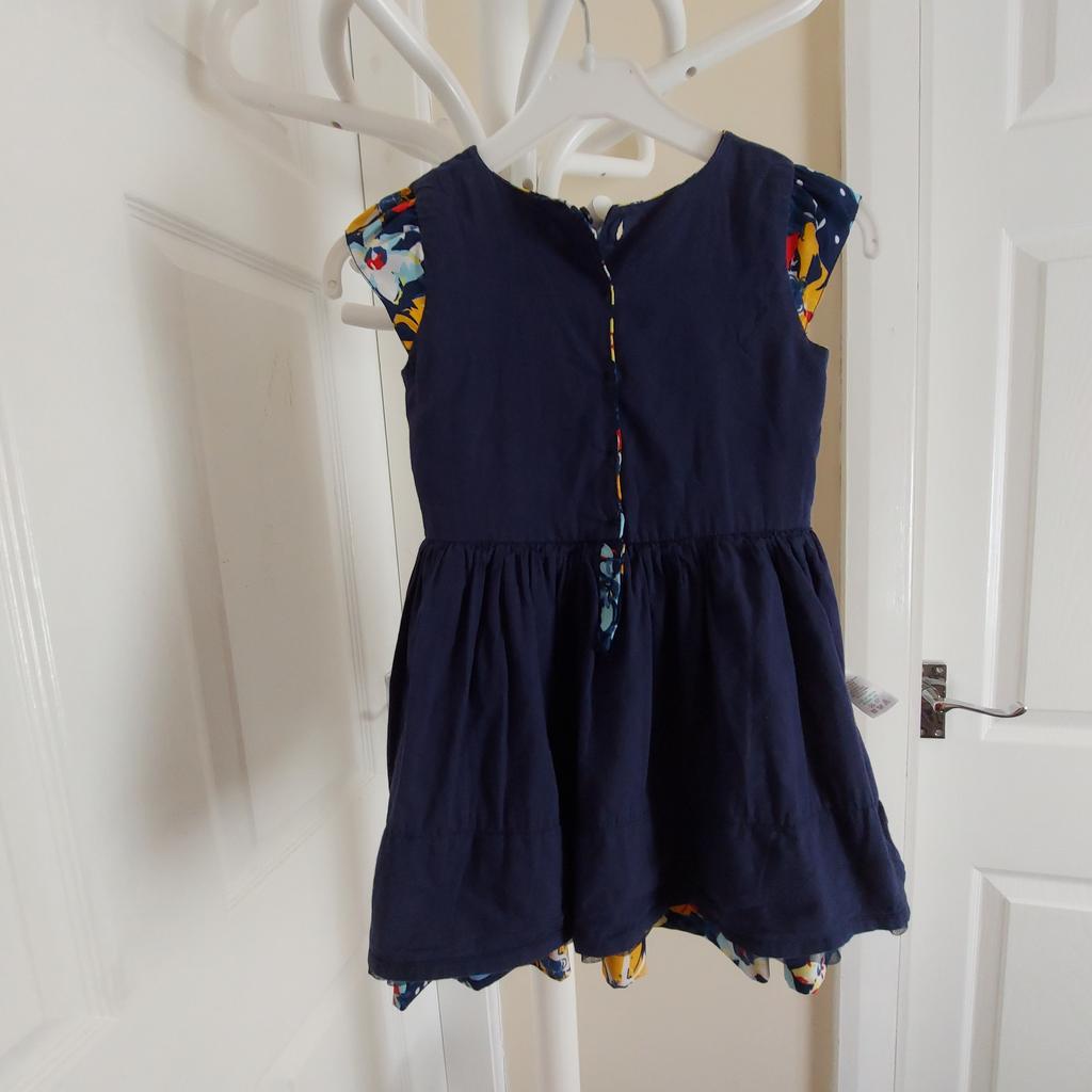 Dress Navy Multi Colour

Good Condition

Actual size: cm

Length: 46 cm

Length: 35 cm from armpit side

Shoulder width: 21 cm

Length sleeves: 4 cm

Volume hands: 21 cm

Breast volume: 52 cm – 53 cm

Volume waist: 54 cm – 55 cm

Volume hips: 60 cm – 61 cm

Length: 19 cm before to waist

Length: 7 cm from armpit side before to waist

Belt width: 2 cm

Age: 12-18 Months

Outer: 100 % Polyester

Lining: 100 % Cotton

Mesh Trim: 100 % Polyester

Exclusive of Trimmings

Made in India
