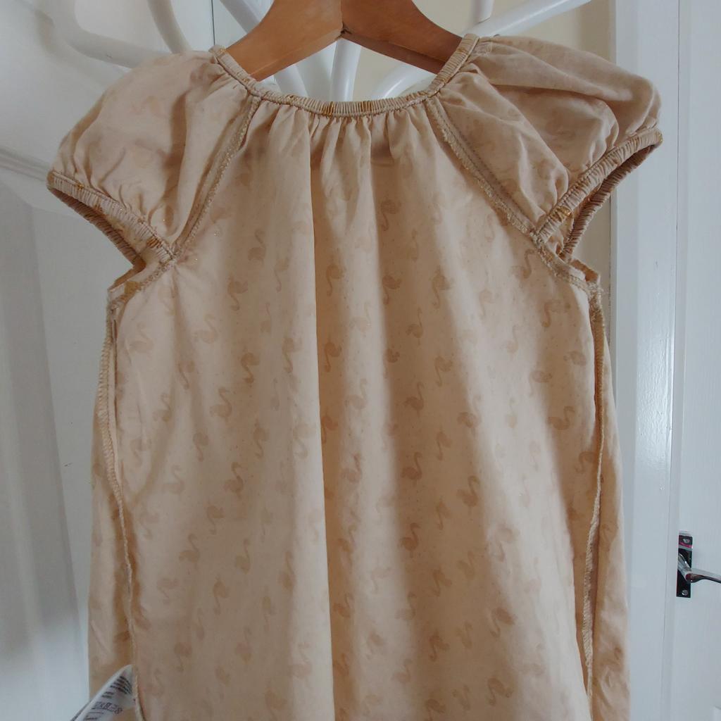 Dress “ H&M”

With Sequins

 Beige Colour

Good Condition

Actual size: cm

Length: 44 cm

Length: 31 cm from armpit side

Length sleeves: 11 cm from neck

Volume hands: 19 cm

Breast volume: 60 cm – 64 cm

Volume waist: 72 cm – 73 cm

Volume hips: 75 cm – 78 cm

Age: Eur 80 cm, US 9-12 Months

100 % Cotton

Made in Bangladesh