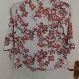 Peach and biege new blouse.
Tie sleeves and v-neck line.
Silky material.