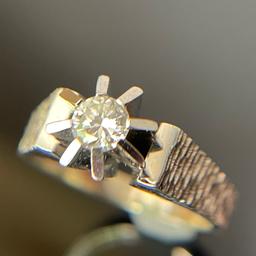 Liebe Schmuckfreunde ,

hier könnt ihr diesen zeitlos eleganten Ring aus 585 14K Weißgold mit Brillant 💎 erwerben. 

Er ist hochwertig gearbeitet und kann prima zu verschiedenen Outfits kombiniert werden. 

Der Ring passt als Verlobung,- Entourage Ring ✅ 
Sehr schöne Verarbeitung mit hochwertigen Edelstein 💎 das lässt jedes Frauenherz höher schlagen. ❤️

Details:
• Material: Weissgold
• Feinheit: 585/000 - 14 Karat
• Zus. 0,28 Diamantn im Brillantschliff
• Ringgröße: EU 53 /12 - individuelle Ringanpassung ist möglich
• Gewicht: 5,37 Gramm
• Stempel: 585
• Tolle Verarbeitung & hohe Qualität
• Wiederbeschaffungswert: 950€

⭐️ Zahlungsart:
Bank Überweisung / PayPal zzgl. die PayPal Gebühren / Bar oder per Nachnahme 🚚

Lieferzeit
Inland (Deutschland) 1-3 Tage, Ausland 5-7 Tage

✅ Schauen Sie auch unsere weitere Angebote und tragen sich als Follower auf Shpock ein - wir bekommen neue Objekte für jeden Geschmack & jeden Geldbeutel 💰