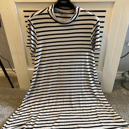 Warehouse dress in size 10.
Worn but still great condition
Smoke and pet free home.
