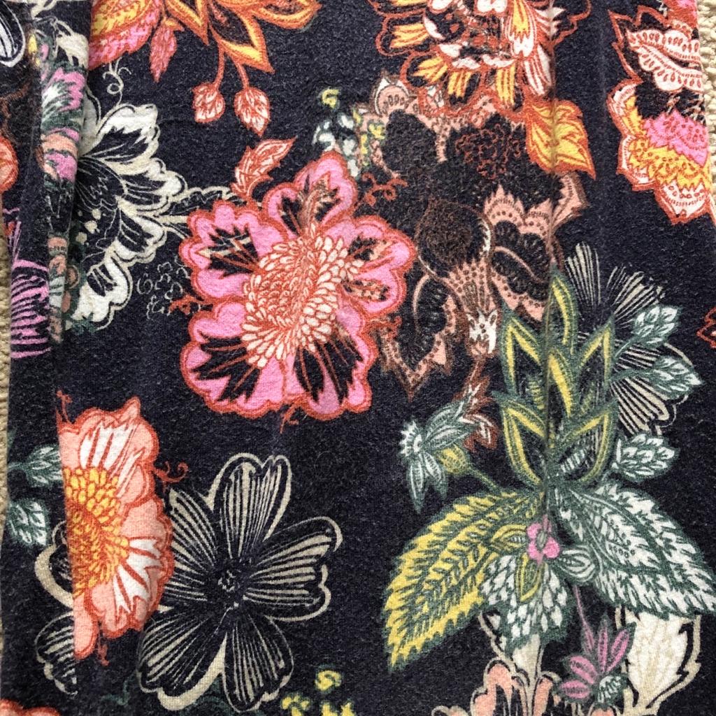 Floral Print ‘Next’ Tapered Leg Trousers
Size 10
Elasticated waist
Bit bobbly and slightly faded from washing
Lovely, comfy lounge trousers
£3.50, collect Royston