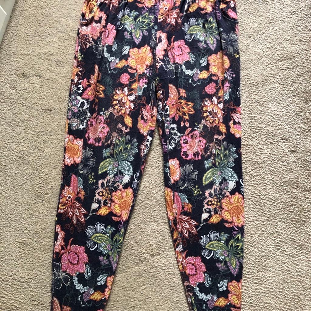 Floral Print ‘Next’ Tapered Leg Trousers
Size 10
Elasticated waist
Bit bobbly and slightly faded from washing
Lovely, comfy lounge trousers
£3.50, collect Royston