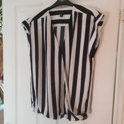 Women's Black and White Striped Blouse
Atmosphere, Primark, Size 10
Collection only.
