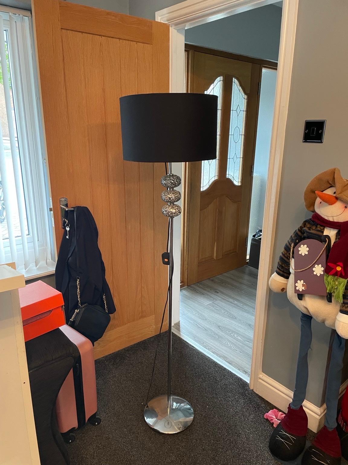 Tall floor lamp - black shade and design x2 in B90 Solihull für £ 10,00