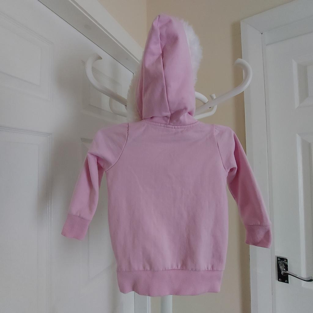 Hoodie “ Store Twenty One “

 With Pockets

Pink Mix Colour

Good Condition

Actual size: cm

Length: 37 cm

Length: 26 cm from armpit side

Shoulders width: 22 cm

Sleeve length: 31 cm

Volume hands: 22 cm

Volume bust: 60 cm – 62 cm

Volume waist: 60 cm – 61 cm

Volume hips: 56 cm – 58 cm

Size: 2-3 Years, 98 cm

80 % Cotton
20 % Polyester

Made in China
