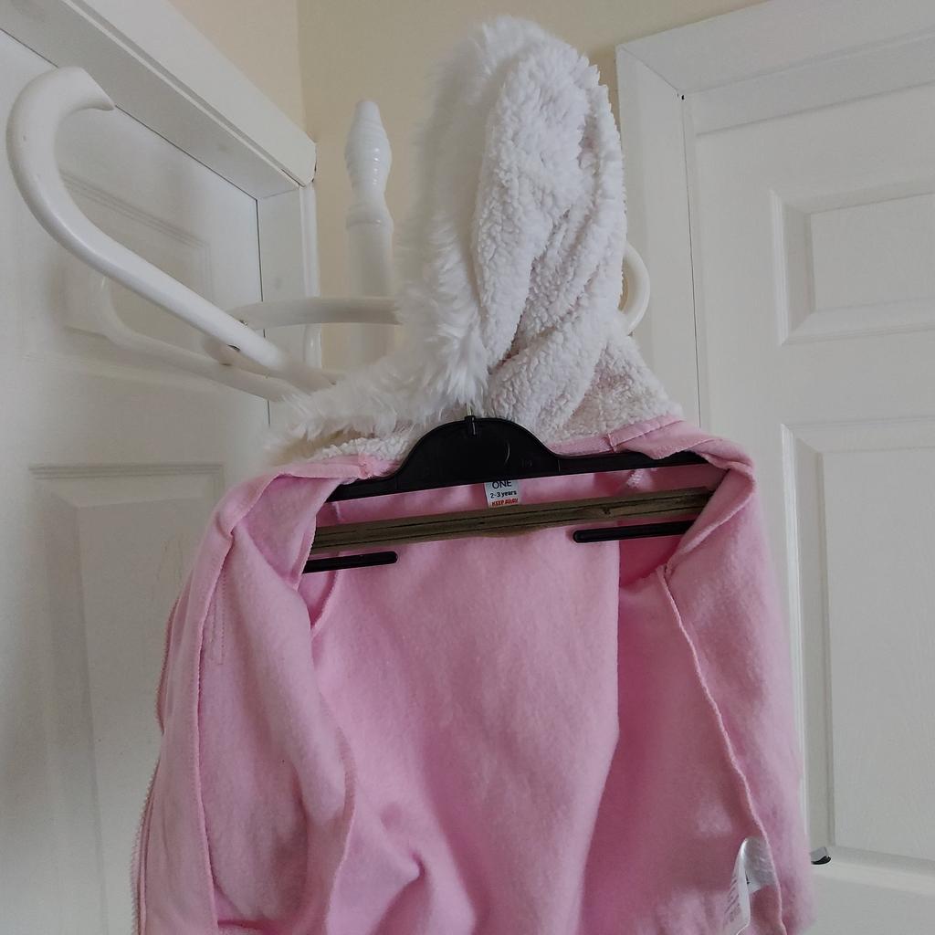 Hoodie “ Store Twenty One “

 With Pockets

Pink Mix Colour

Good Condition

Actual size: cm

Length: 37 cm

Length: 26 cm from armpit side

Shoulders width: 22 cm

Sleeve length: 31 cm

Volume hands: 22 cm

Volume bust: 60 cm – 62 cm

Volume waist: 60 cm – 61 cm

Volume hips: 56 cm – 58 cm

Size: 2-3 Years, 98 cm

80 % Cotton
20 % Polyester

Made in China