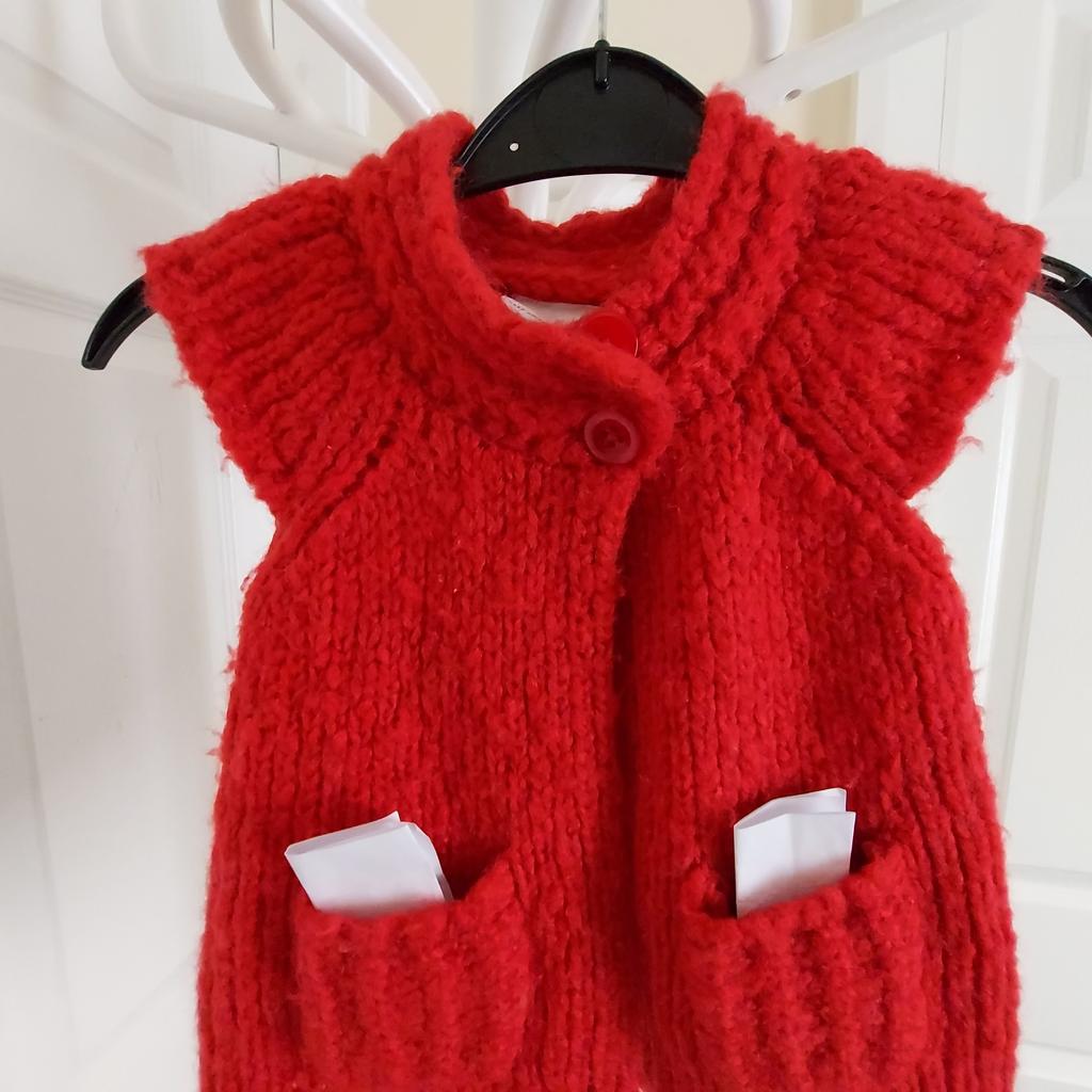Cardigan Vest “Next“

With Pockets

Red Colour

Good Condition

Actual size: cm

Length: 36 cm

Length: 23 cm from armpit side

Sleeve length: 7 cm

Volume hands: 15 cm

Volume bust: 50 cm – 54 cm

Volume waist: 58 cm – 60 cm

Volume hips: 66 cm – 68 cm

Age: 3-6 Months (UK) Weight: 8 kg, 18 LBS

70 % Acrylic
30 % Wool

Made in China