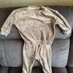 Lovely like new tracksuit it’s got no marks or damage it’s really soft size 12-18 months