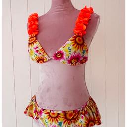 Zum Verkauf steht ein ungetragener Bikini. Der Bikini hat aufgestickte Blüten an den Trägern ist neon orange und hat einen wundervollen Aufdruck. Oberteil&Höschen Gr. S. 

Der Bikini wurde nicht getragen, aber gewaschen. 

Versand 1.60€