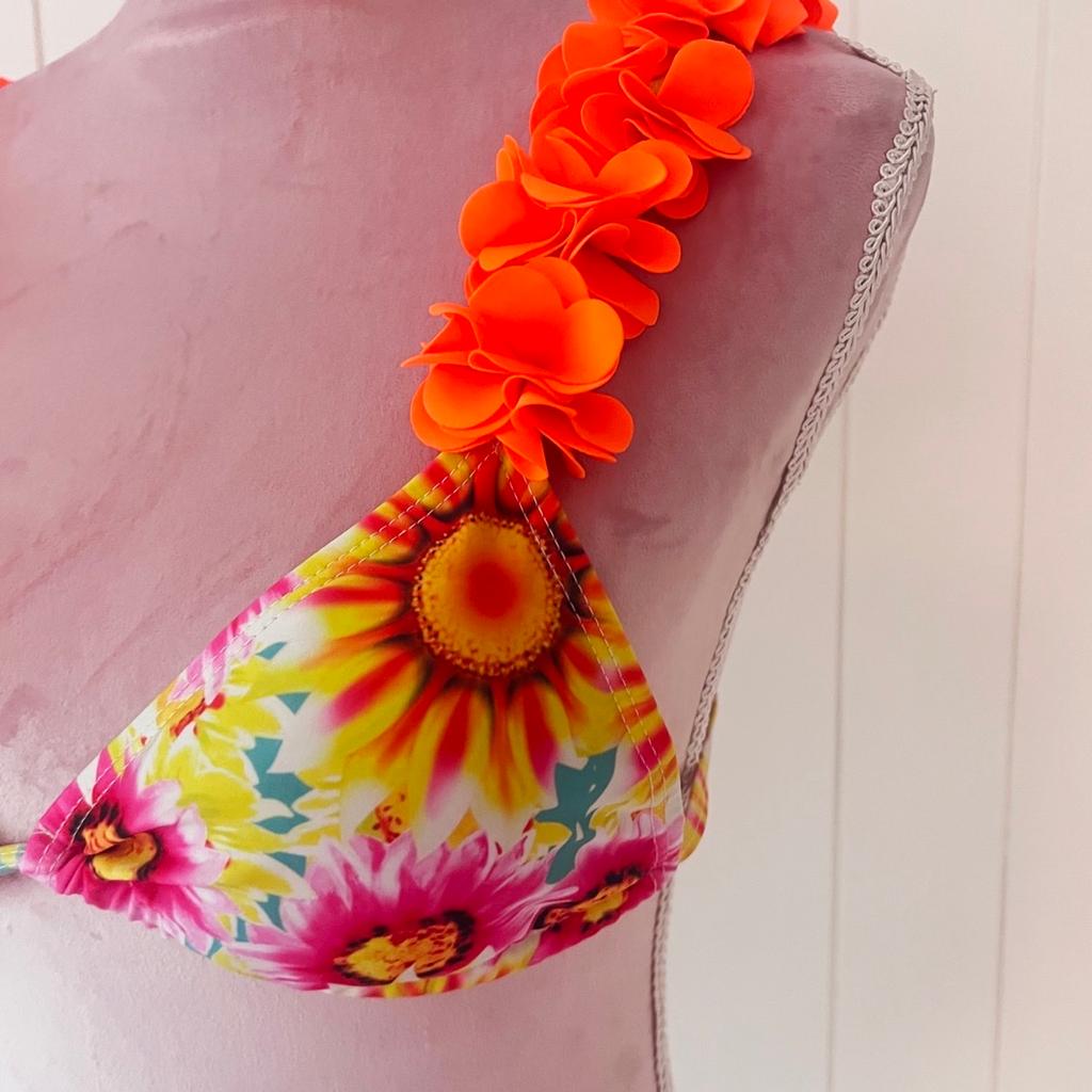 Zum Verkauf steht ein ungetragener Bikini. Der Bikini hat aufgestickte Blüten an den Trägern ist neon orange und hat einen wundervollen Aufdruck. Oberteil&Höschen Gr. S.

Der Bikini wurde nicht getragen, aber gewaschen.

Versand 1.60€