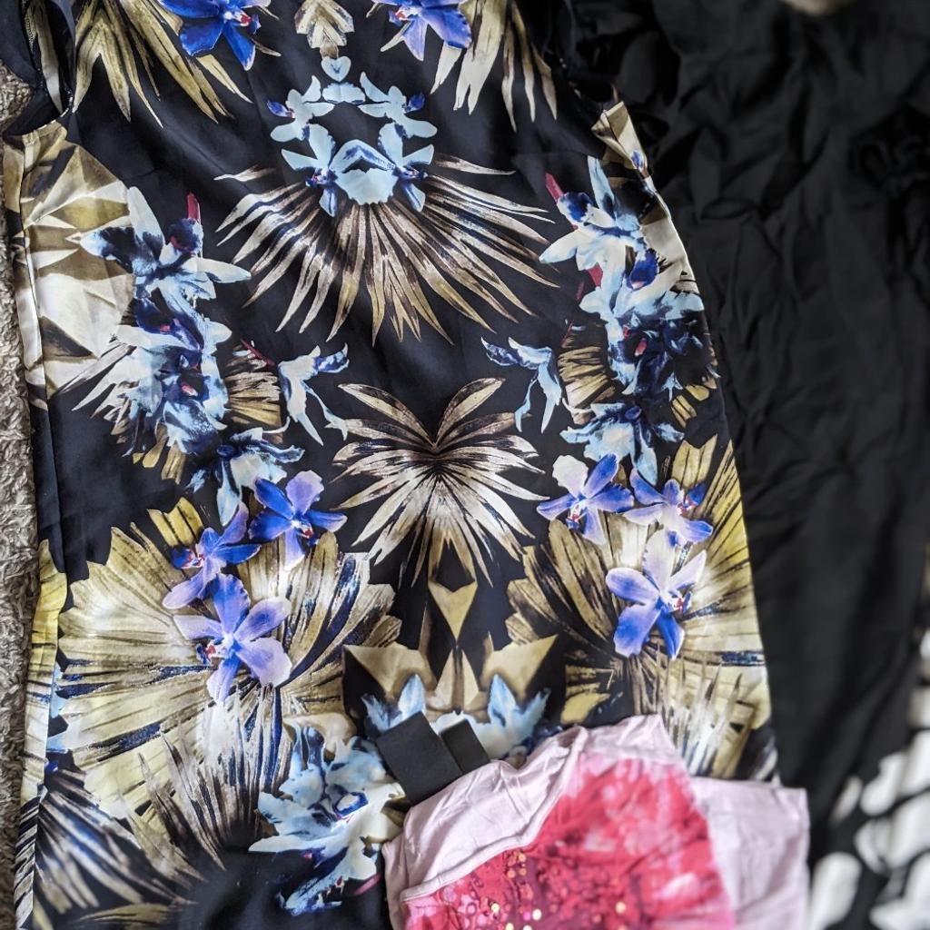 ladies clothes bundle
size 10
good used condition
floral dress 👗
ruffle dress 👗
white and black floral dress 👗
sequin floral top
smoke and dog free home
collect Sidcup
postage via courier 🚚