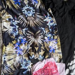 ladies clothes bundle 
size 10
good used condition 
floral dress 👗
ruffle dress 👗
white and black floral dress 👗
sequin floral top 
smoke and dog free home
collect Sidcup
postage via courier 🚚