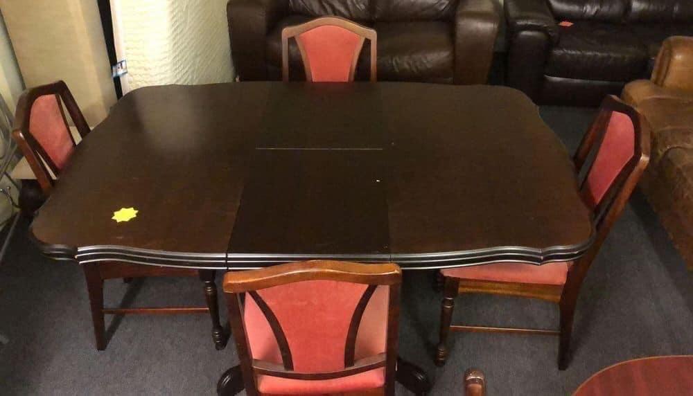 DARK WOODEN DINING TABLE WITH 4 RED CHAIRS in S62 Parkgate für 80,00