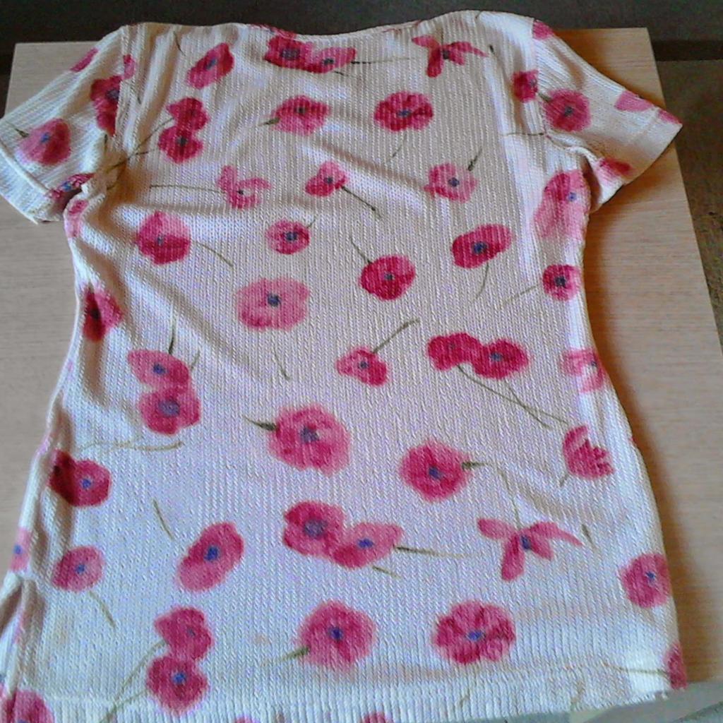 Angeboten wird ein schönes Damen
T Shirt gr.38,weiß,rot,rose gemustert von Taifun.
An den Seiten mit einem kleinen Schlitz.
Achsel zu Achsel: 52 cm
Gesamtlänge: 70cm
Sehr gut erhalten.
Privat Verkauf,keine Rücknahme.