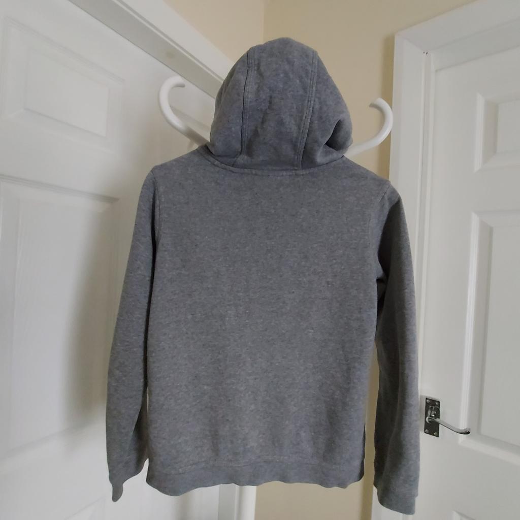Hoodie „Nike“

With Pockets

 Grey Colour

Good Condition

On the hoodie,two spots. Please,a look photo.

Actual size: cm

Length: 55 cm

Length: 36 cm from armpit side

Shoulder width: 39 cm

Length sleeves: 55 cm

Volume hand: 35 cm

Volume bust: 94 cm – 96 cm

Volume waist: 91 cm – 93 cm

Volume hips: 93 cm – 95 cm

Size: L, 147-158 cm

Body: 80 % Cotton
 20 % Polyester

Hood Lining: 100 % Cotton

Rib: 97 % Cotton
 3 % Elastane

Made in Cambodia
