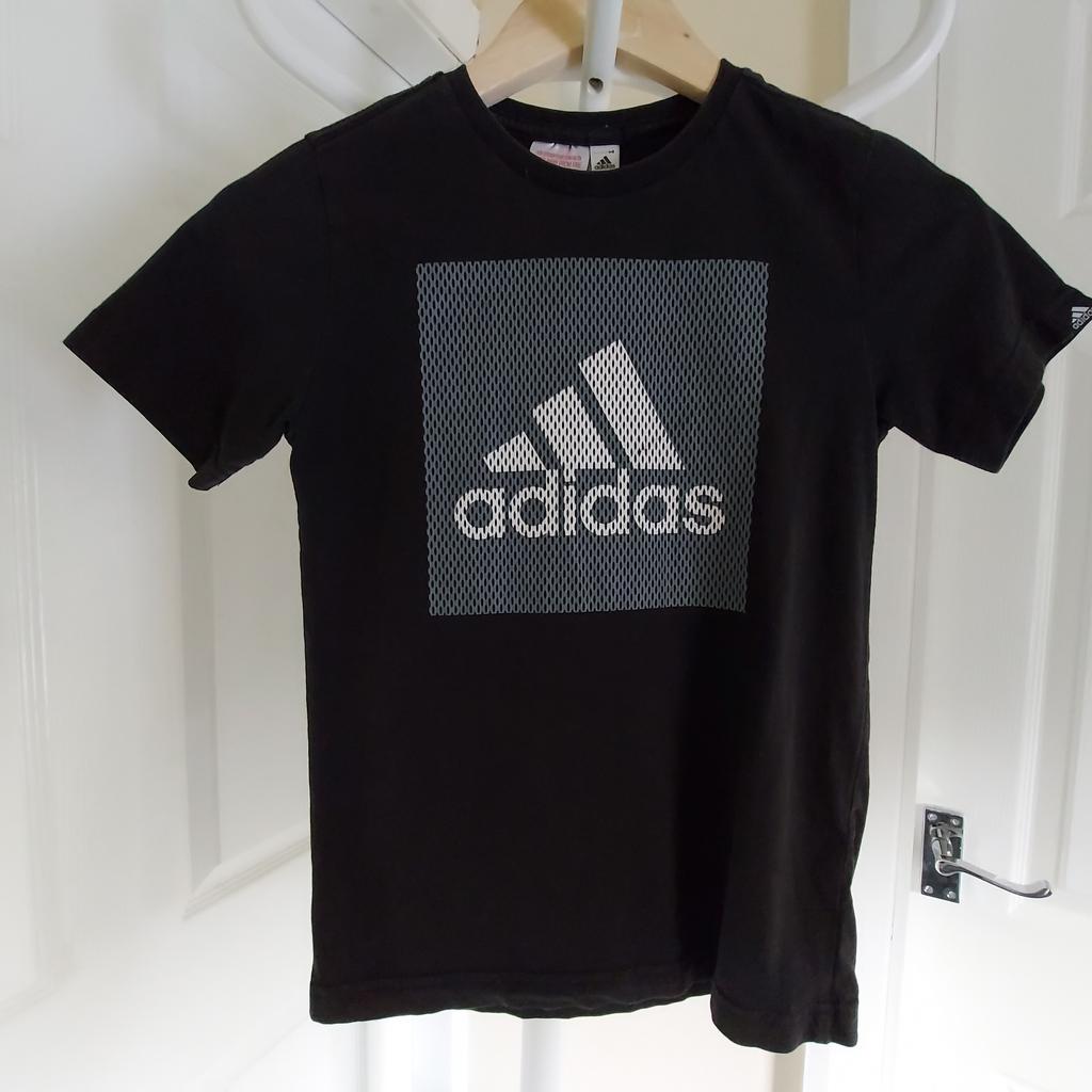 T-Shirt „Adidas“

Black Colour

Good Condition

Actual size: cm

Length: 54 cm

Length: 35 cm from armpit side

Shoulder width: 31 cm

Length sleeves: 16 cm

Volume hand: 30 cm

Volume bust: 70 cm – 75 cm

Volume waist: 70 cm – 75 cm

Volume hips: 72 cm – 75 cm

Size: 9-10 Years (UK) Eur 140 cm, US S

Main Material: 100 % Cotton

Made in Turkey