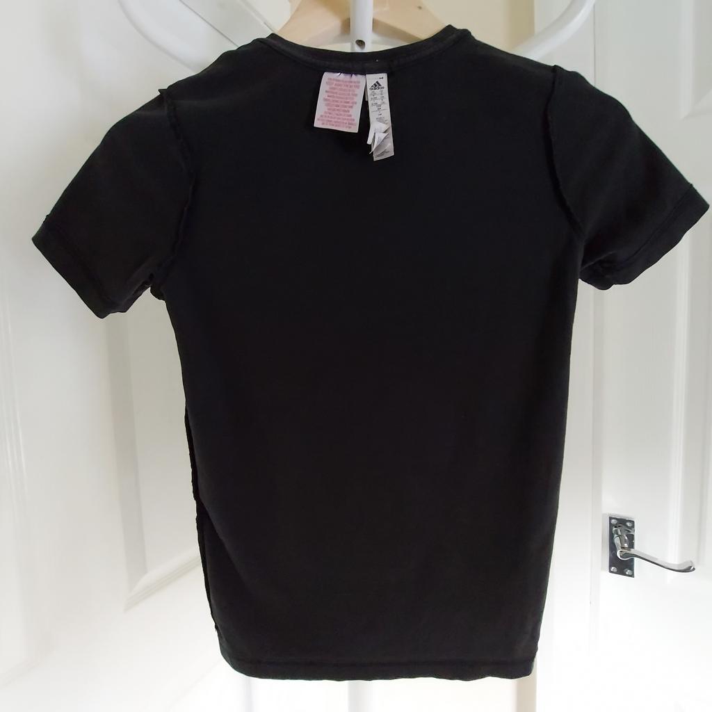 T-Shirt „Adidas“

Black Colour

Good Condition

Actual size: cm

Length: 54 cm

Length: 35 cm from armpit side

Shoulder width: 31 cm

Length sleeves: 16 cm

Volume hand: 30 cm

Volume bust: 70 cm – 75 cm

Volume waist: 70 cm – 75 cm

Volume hips: 72 cm – 75 cm

Size: 9-10 Years (UK) Eur 140 cm, US S

Main Material: 100 % Cotton

Made in Turkey