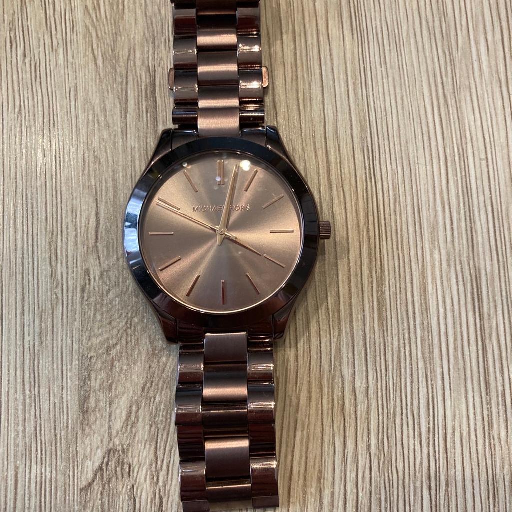 Zum Verkauf steht diese wunderschöne Uhr von Michael Kors. Das Modell ist MK 3418. Farbe ist braun. Die Uhr wurde 2016 bei Christ Juweliere gekauft. Das Booklet mit Stempel ist dabei. Ebenfalls in OVP. Neupreis 165€. Die Uhr läuft einwandfrei. Minimale Gebrauchsspuren. Versand gegen Aufpreis möglich.