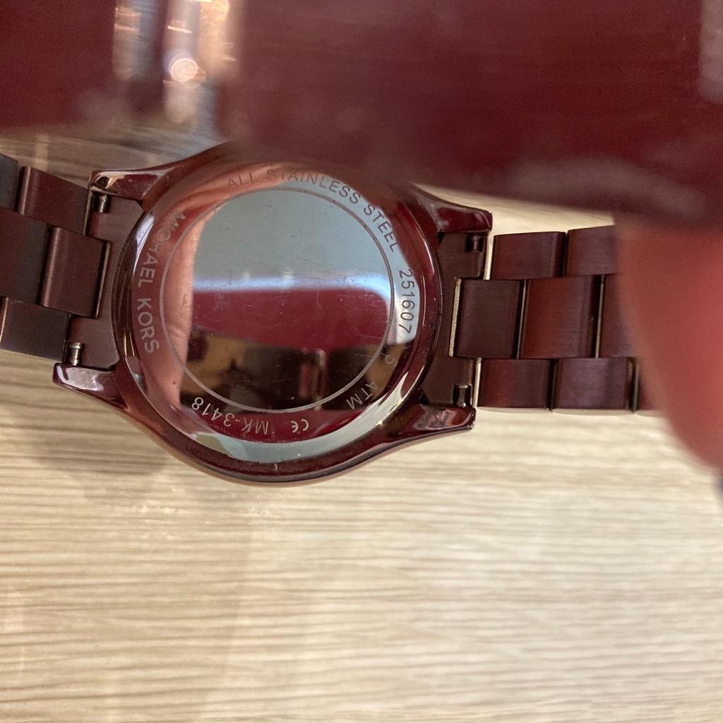 Zum Verkauf steht diese wunderschöne Uhr von Michael Kors. Das Modell ist MK 3418. Farbe ist braun. Die Uhr wurde 2016 bei Christ Juweliere gekauft. Das Booklet mit Stempel ist dabei. Ebenfalls in OVP. Neupreis 165€. Die Uhr läuft einwandfrei. Minimale Gebrauchsspuren. Versand gegen Aufpreis möglich.
