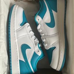 Air Jordan 1 Low
Bought from Nike (proof of purchase is available)
Comes with original box.
Never worn
Size 5.5 UK
Colour - White/Aquatone/Celestial Gold
Style 553560-174