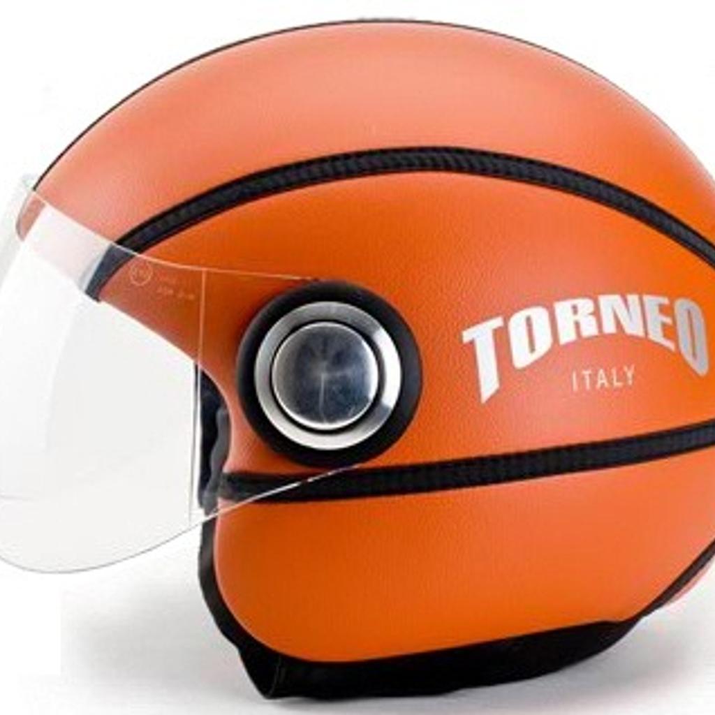Torneo Italy Jet Helm (Roller / Moped / Vespa Helm) - handgenäht - Größe M (58 cm) - Modell 'European Basketball'

Der Helm ist neu, ungebraucht und wurde in Italien handgenäht. Er besteht aus PVC und einem Compositstoff, wodurch ein Soft-Touch-Effekt entsteht. Der Helm verfügt über ein Visier, Helmtasche und ist mit dem E-Prüfzeichen ausgestattet. Der Neupreis beträgt 265 Euro.

Der Hersteller gibt die Größe mit M (58 cm) an. Er ist schmal geschnitten.

Da es sich um einen Privatverkauf handelt, wird die Ware unter Ausschluss jeglicher Gewährleistung oder Garantie verkauft!