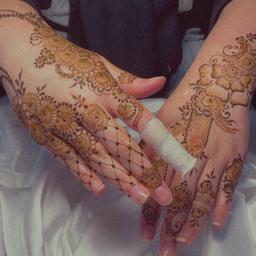 Henna artist available for all occasions 
Natural Henna cones used.
black henna can be used upon request however must provide own black henna.
home based in moseley b13 
pricing varies depending on detailing of desighns