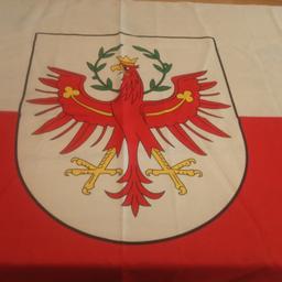 Verkaufe eine Tiroler Flagge in der Größe 150x90 cm. Sie besitzt 2 Ösen, leider auch 2 kleine, rote Schatten, die beim Waschen nicht mehr rausgegangen sind. Beim genaueren Hinsehen sind sie zu erkennen. Deswegen der Preis von € 1 ,00. Versand innerhalb Österreich: € 3,00. Bei weiteren Fragen, einfach melden.