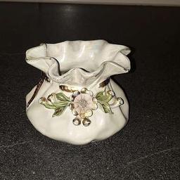 Verkaufe Vase aus Keramik-Porzellan in Top-Zustand.

Maße:
8 cm hoch
10 cm breit
8 cm tief