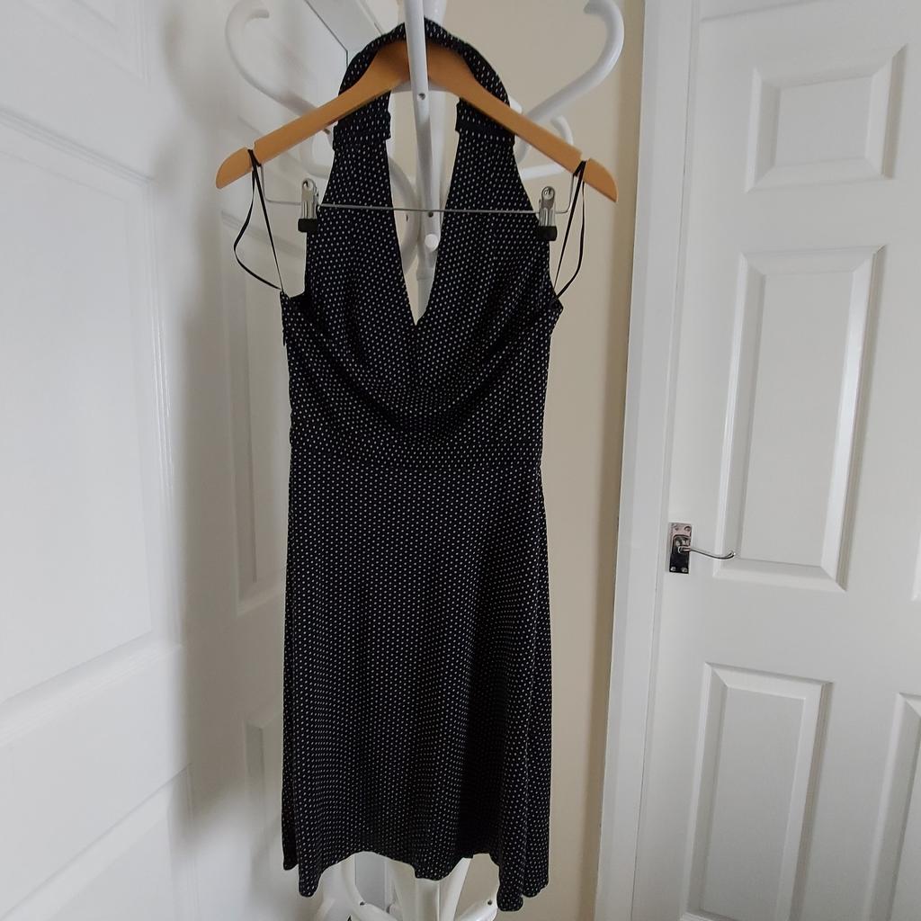 Dress “ Issa“ London Vintage

Black Mix Colour

Good Condition

Actual size: cm

Length: 98 cm – 99 cm from occiput

Length: 70 cm from armpit side

Breast volume around: 80 cm – 82 cm

Waist volume around: 62 cm – 63 cm

Hips volume around: 80 cm – 90 cm

Length: 45 cm from occiput before to waist

Length: 15 cm from armpit side before to waist

Belt width: 2.5 cm

Size: 10 (UK) US 6

100 % Silk

Made in China