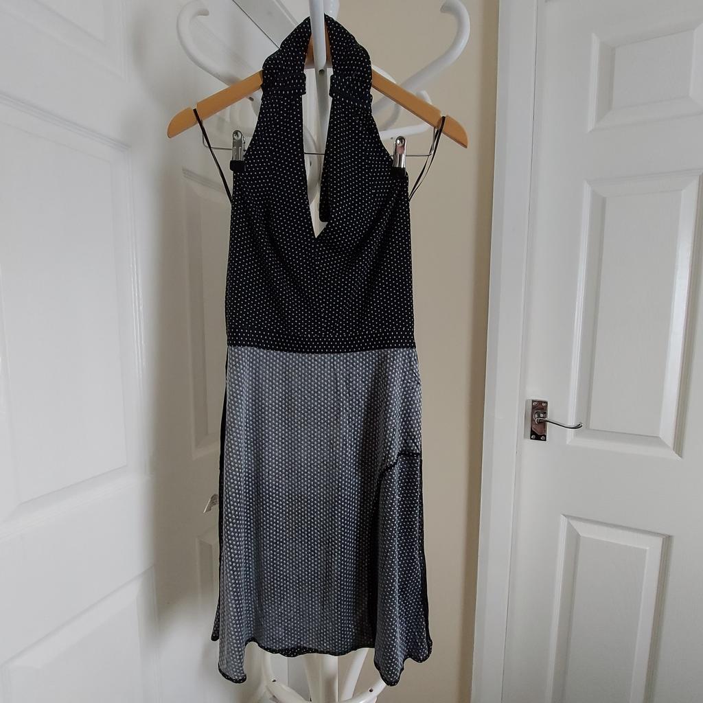 Dress “ Issa“ London Vintage

Black Mix Colour

Good Condition

Actual size: cm

Length: 98 cm – 99 cm from occiput

Length: 70 cm from armpit side

Breast volume around: 80 cm – 82 cm

Waist volume around: 62 cm – 63 cm

Hips volume around: 80 cm – 90 cm

Length: 45 cm from occiput before to waist

Length: 15 cm from armpit side before to waist

Belt width: 2.5 cm

Size: 10 (UK) US 6

100 % Silk

Made in China