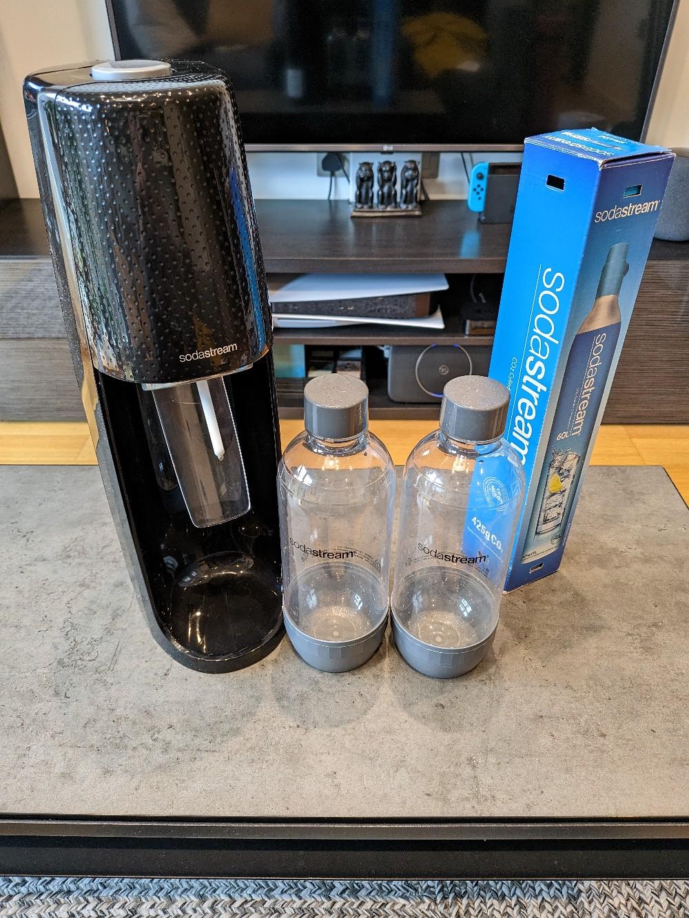 Sodastream + 2 bottles + empty CO2 canister in UB1 London für 15,00