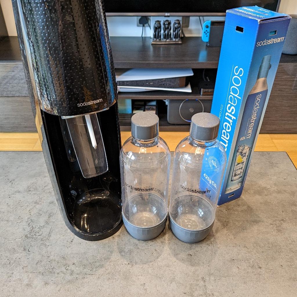 Sodastream + 2 bottles + empty CO2 canister in UB1 London für 15,00