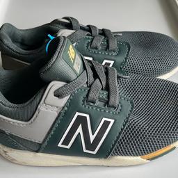 Eine Sport Schuhe der Marke New Balance in guten Zustand