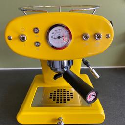 Verkaufe Francis Siebträger Kaffeemaschine X1 in gelb. 3 Jahre alt, wenig gebraucht. Dampfdüse für Milchschaum. Neupreis 400 Euro. Nur Abholung in Gantschier oder nach Absprache