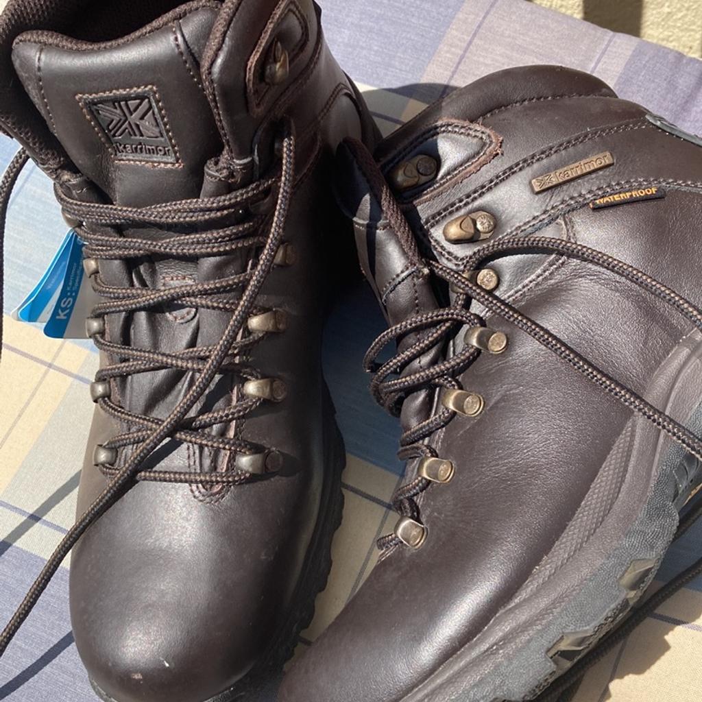 Ladies waterproof brown leather walking /winter boots. Worn once but too small. Lace up fastening, padded ankle collar, padded tongue and cushioned insole. Waterproof and breathable Weatherlite lining leather upper.
Not in box. Usually cost over £60. Can post extra.