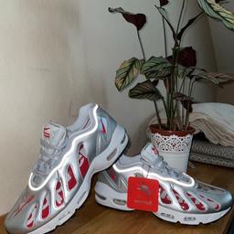 Original Nike Air Max 96 Supreme Silverbullet, seltene Schuhe, nur noch bei StockX und ähnlichen Plattformen erhältlich‼️ 

Eine Nike Kooperation mit Supreme und in meinen Augen sehr spezielle Schuhe da sie teilweise durchsichtig sind mit, den richtigen Socken ein richtiger Hingucker‼️👀 

Die Schuhe sind komplett neu und werden mit Original Karton und double boxed versendet👍🏼

Bei Fragen oder für mehr Bilder schreib mir einfach❤️😁