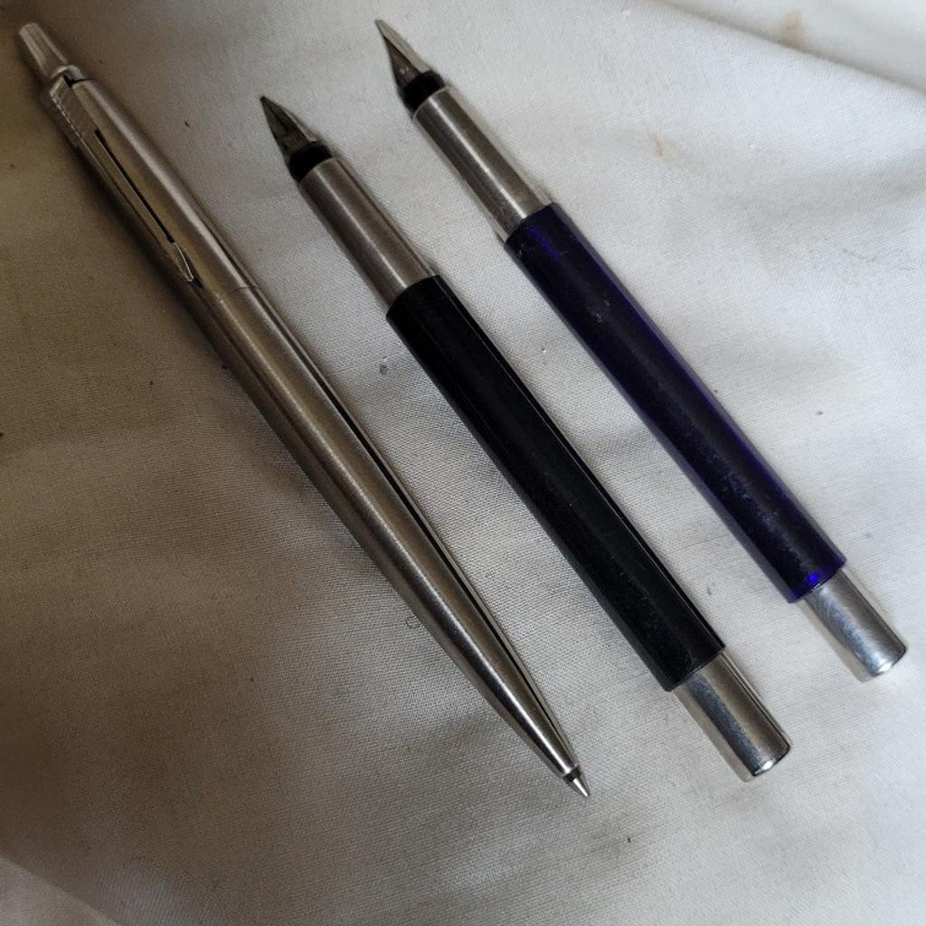 There 2x old Parker Ink pens. 1x Parker Pen. Then a Brandnew Liberty Ink Pen and a Parker Pen. So that's x5 Pens. They all work and have all gud nibs.